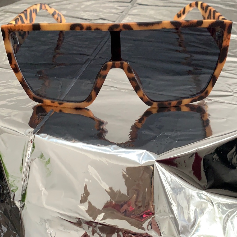 Leopard print wide frame women’s sunglasses
